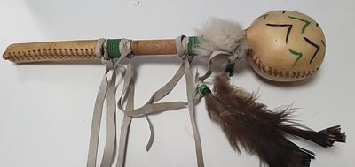 Ритуальная погремушка североамериканских индейцев. Погремушка изготовлена полностью вручную по 