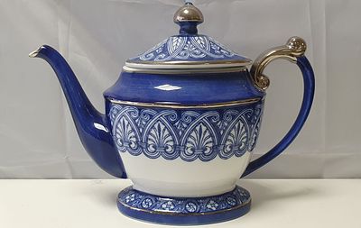 Чайник сине-белого цвета с крышкой, устойчивым основанием и частичным хромированием.
Высота 