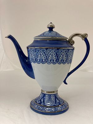 Высокий чайник сине-белого цвета с фигурной ручкой и частичным хромированием. Высота 31 см 