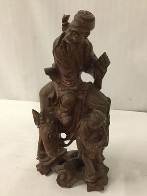 Старинная резная восточная статуэтка из дерева, изображающая мудреца верхом на лошади. Имеет 