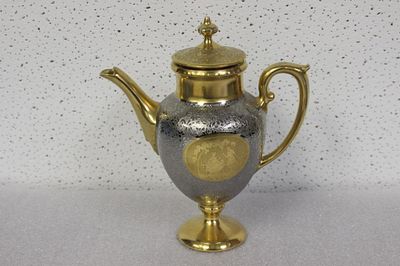 Фарфоровый чайник с золочением. Франция, Limoges (?). Начало-середина 20 века. Крышка экспоната 