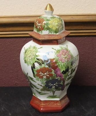 Восточная ваза с крышкой и характерным цветочным орнаментом. Клеймо внизу на основании. 