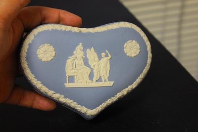 Голубая шкатулка мануфактуры Wedgewood, Англия. В форме сердца, с крышкой, украшенной рельефной 