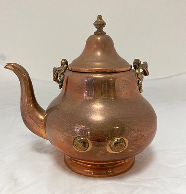 Антикварный медный чайник с ручкой и высокой крышкой. Европа, предположительно начало-середина 