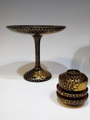 Антикварный восточный лакированный набор в классической черно-золотой палитре, включающий 