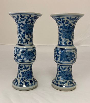 Две бело-голубые китайские керамические вазы оригинальной вытянутой формы. Выполнены в 