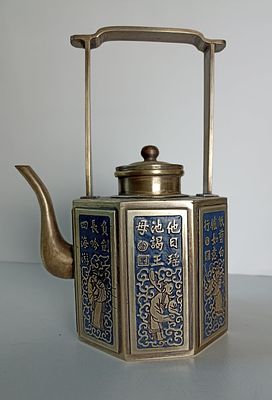 Китайский латунный чайничек с художественной эмалью. Шестигранная форма и оригинальная ручка – 
