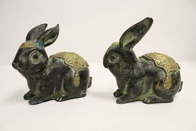 Две старинные бронзовые фигурки кроликов, Китай. Н=12 см каждый. Пресс-папье, настольная 
