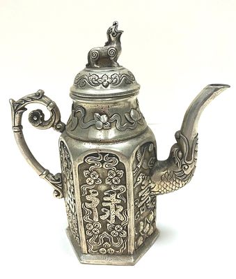 Старинный тибетский чайник.
Выполнен из тибетского серебра. Украшен изобьражением цветов и 