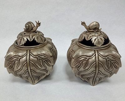 Парные аромолампады с тонкой резьбой по металлу и изящными крышечками. Высота 19 см. 
Клеймо на 