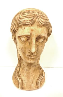 Женская мраморная голова
10 см. Сзади имеет два отверстия для закрепления.
2-3 в. н.э. 