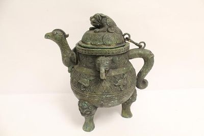 Необычный китайский архаичный (XVII-XVIII в) винный сосуд из бронзы с украшением в виде 