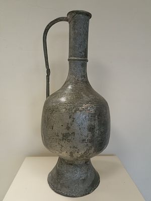 Большой старинный металлический кувшин с узким горлом и фактурной ручкой.
Дагестан
Конец 