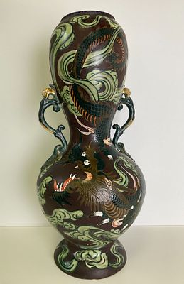 Необычная керамическая ваза тыквообразной формы с витыми ручками растительного мотива 