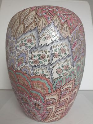 Напольная ваза с узором Famille Rose. Высота 30 см.