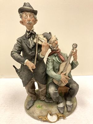 Необычная фарфоровая композиция "Музыканты" итальянской мануфактуры Capodimonte.
Высота 28 см. 