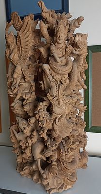 Уникальная большая резная скульптура &laquo;Гаруда в мифическом лесу&raquo;.(H=55 см)
Великолепный образец 