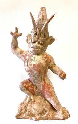 Древнекитайская керамическая скульптура &laquo;Дух земли&raquo; с рогами и поднятой правой рукой 