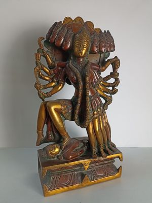 Бронзовая фигура индуистской богини Кали.
Кали – многорукая Богиня, которая руководит жизнью с 