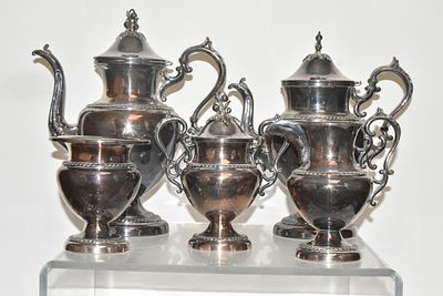 Роскошный посеребренный сервиз из 6 предметов: поднос, чайник, кофейник, сахарница, сливочник 