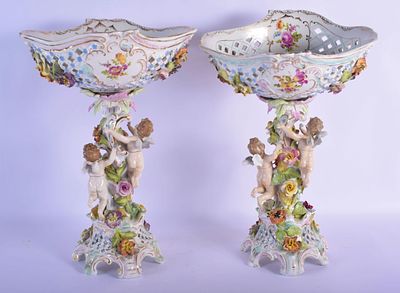 Пара больших (40 см) фарфоровых королевских ваз для фруктов. Каждая обильно украшена объемными 