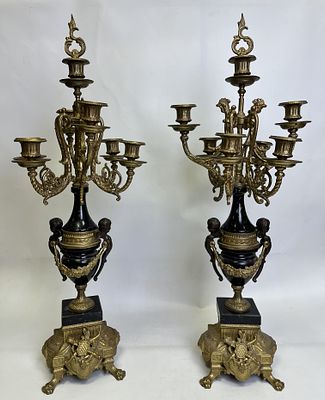 Старинные итальянские подсвечники с богатым украшением и вставками из черного мрамора. 