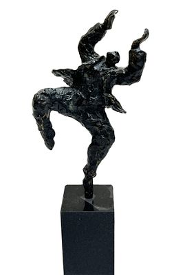 Статуэтка "Выиграли тендер", бронза, патинирование. На каменном постаменте.
Высота 26 см. 