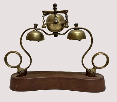 Старинные бронзовые колокольчики для конской сбруи 19-го века на деревянной подставке. 