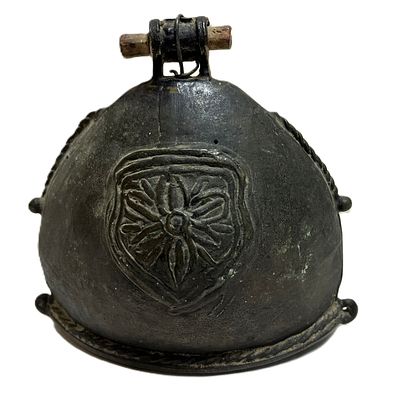 Старинный большой сельский колокольчик уплощенной формы с декоративными деталями и деревянной 