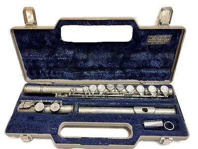 Винтажная флейта в оригинальном футляре.
Длина 40 см.
Маркировка производителя и номера 