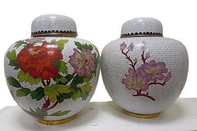 Пара имбирных ваз в технике перегородчатой эмали Cloisonne. Корпус украшает гармоничная 