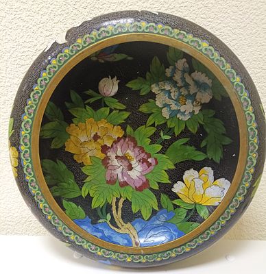 Красивое большое и глубокое блюдо в технике перегородчатой эмали Cloisonne. Диаметр 35,5 см. 