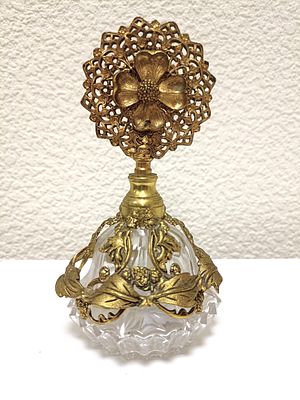 Коллекционный флакон для аромата "Континенталь" в изысканной латунной филигранной оправе. 