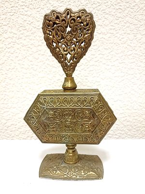 Коллекционный флакон для аромата "Континенталь" в изысканной латунной филигранной оправе. 