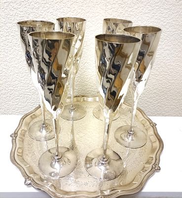 Праздничный набор фужеров на тонких ножках, на посеребренном подносе.
Маркировка на донышках. 