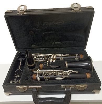 Старинный деревянный кларнет NORMANDY в оригинальном футляре.
Винтажный кларнет, состоящий из 