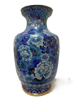 Великолепная высокая (Н=40 см) ваза в технике перегородчатой эмали Cloisonne. В сине-голубом 