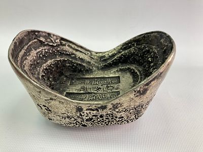 Китайский денежный слиток (ингот) из серебросодержащего сплава с надписями и клеймами. 