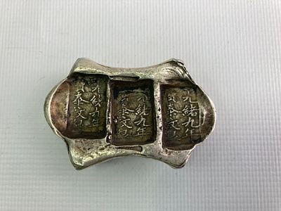 Китайский денежный слиток (ингот) из серебросодержащего сплава с надписями и клеймами. 