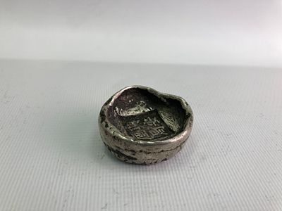 Малый круглый китайский денежный слиток (ингот) из серебросодержащего сплава с надписями и 