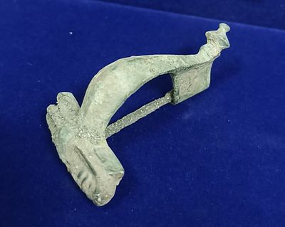 Древнеримская бронзовая фибула с куполообразным окончанием. Длина: 4,5 см. Происхождение: места 