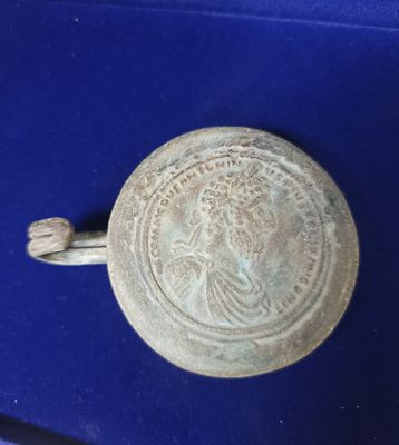 Античный бронзовый амулет с профилем патриция/ императора и хорошо сохранившейся надписью. На 