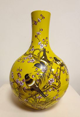 Яркая большая (35 см) китайская ваза &laquo;Цветы и птицы&raquo; в технике Famille Jaune.
Излюбленный сюжет 