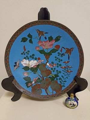 Одна из двух парных китайских тарелок, исполненных в технике перегородчатой эмали в CLOISONNE с 