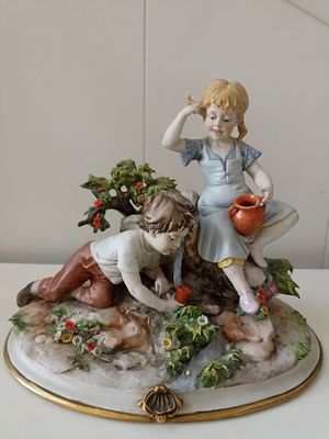 Номерная фарфоровая композиция &laquo;Мальчик и девочки весной&raquo;.
НОМЕР: 833
ГОД: 1970-е., Triade 