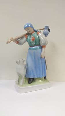 Фарфоровая композиция &laquo;Женщина, гуляющая с собакой&raquo; Zsolnay (Венгрия). С маркировкой. Высота 33 см.
