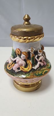 Винтажная фарфоровая солонка с рельефными украшениями ручной росписи. С пометкой &laquo;Сделано в 