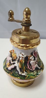 Винтажная фарфоровая мельница для перца с рельефными украшениями ручной росписи. С пометкой 