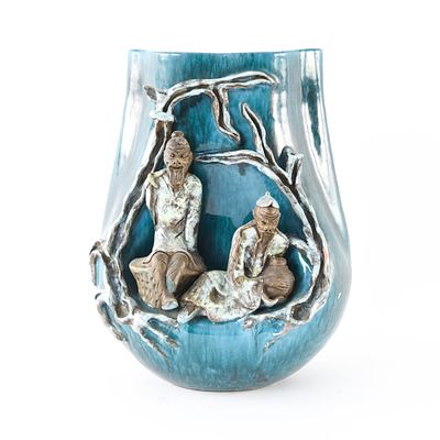 Итальянская керамическая ваза в восточном стиле.
Вазу украшают две фигуры героев в национальной 