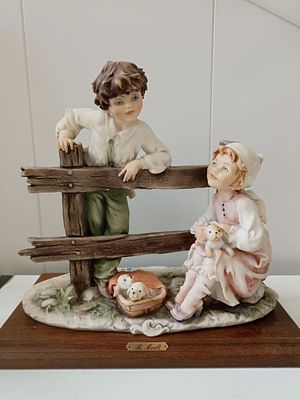 Фарфоровая композиция &laquo;Мальчик и девочка со щенками&raquo;.
Производство Флоренция (Италия) 